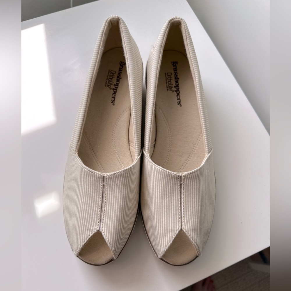 Grasshopper Ortholite cork wedge peak toe shoe.